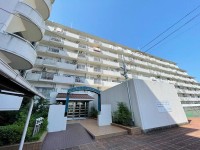 向日市、伏見区、南区の不動産なら<br>センチュリー21ユニバーサルホームサービス向日町店へ！ 専用庭付き１階部分のお部屋！
ＪＲ『向日町』駅まで徒歩１７分で通勤・通学に便利！
小・中学校まで徒歩５分圏内にあるため、お子様の通学も安心♪