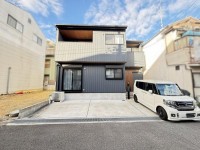 向日市、伏見区、南区の不動産なら<br>センチュリー21ユニバーサルホームサービス向日町店へ！ 令和２年１１月築の築浅中古戸建♪
ＪＲと阪急の２ＷＡＹアクセス！生活に便利な立地です！
徒歩圏内に周辺施設や教育施設が大変充実！