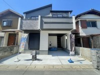 閑静な住宅地に位置する設備充実の3LDKのお家!
駐車2台可能!前面道路約6mでお車の出し入れもラクラク♪
WIC2ヶ所付き&各居室収納豊富◎