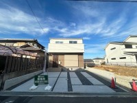 向日市、伏見区、南区の不動産なら<br>センチュリー21ユニバーサルホームサービス向日町店へ！ ＺＥＨ水準省エネ住宅！駐車２台可能な４ＬＤＫ！
南向きで陽当たり良好♪周辺施設も徒歩圏内に充実！
阪急『西向日駅』まで徒歩７分と通勤・通学にも便利！