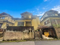 向日市、伏見区、南区の不動産なら<br>センチュリー21ユニバーサルホームサービス向日町店へ！ 建築条件無し土地！お好きなハウスメーカー・工務店で建築可能！
キレイな整形地です♪
緑豊かな閑静な住宅地で周辺交通量も少なめ！
