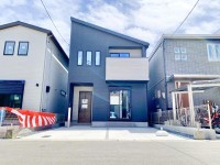 全２区画の分譲地！
ＬＤＫ広々２１帖！納戸やＷＣＬなど収納スペース充実！
駐車２台可能！(車種による)小学校まで徒歩圏内！お子様の通学も安心です！