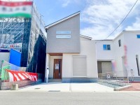 ＬＤＫ広々１９.５帖！全居室の収納スペース・広々とした納戸など収納スペース充実！
駐車２台可能！(車種による)小学校まで徒歩圏内！お子様の通学も安心です！