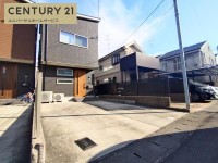 向日市、伏見区、南区の不動産なら<br>センチュリー21ユニバーサルホームサービス向日町店へ！ 駐車２台可能！ＬＤＫ広々約２４帖！
スカイバルコニーではお湯も使える水栓付き！
ガーデニング等に最適な広々とした庭付き！