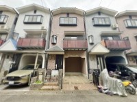 向日市、伏見区、南区の不動産なら<br>センチュリー21ユニバーサルホームサービス向日町店へ！ 閑静な住宅街に位置する３階建ての３ＬＤＫ！
周辺の交通量少なめ！子育て世帯の方も安心♪
周辺施設も徒歩圏内に充実！生活利便地です！