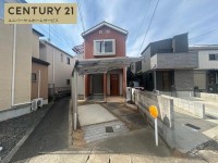 令和8年2月リフォーム完成済み☆
LDK広々18.7帖の4LDK!
雨の日でも安心のカーポート付!
徒歩圏内に周辺施設も充実しており生活に便利な立地!