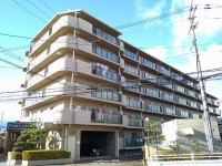 2026年7月完了予定のリフォーム渡し!
陽当たり・通風・眺望良好!周辺施設が充実しており、生活に便利な立地♪
小・中学校まで徒歩圏内の為、お子様の通学も安心です!