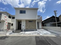 ２０２６年７月完成の新築戸建！
土地面積約３０坪！約１８．６帖のＬＤＫ！
中学校まで徒歩１１分！収納スペースも充実♪駐車２台可の４ＬＤＫ！
