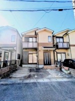 向日市、伏見区、南区の不動産なら<br>センチュリー21ユニバーサルホームサービス向日町店へ！ 全居室６帖以上の４ＬＤＫ！各部屋収納有♪
駐車並列２台可能です！
スーパーやコンビニ、ドラッグストアなどが近隣に揃った生活便利地◎