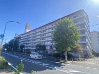 向日市、伏見区、南区の不動産なら<br>センチュリー21ユニバーサルホームサービス向日町店へ！ 阪急『西向日駅』まで徒歩１３分！リフォーム歴あり！
南東向きのバルコニー！エレベーター停止階！
スーパーやコンビニなど徒歩圏内に商業施設充実♪