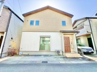 向日市、伏見区、南区の不動産なら<br>センチュリー21ユニバーサルホームサービス向日町店へ！ ２０１７年７月建築の築浅中古戸建！
前道ゆったり６ｍ！車通りも少なく、駐車もラクラク！
閑静な住宅で住環境良好♪
