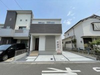 向日市、伏見区、南区の不動産なら<br>センチュリー21ユニバーサルホームサービス向日町店へ！ 阪急「西向日」駅まで徒歩９分！
ＬＤＫ広々約１７帖！家族みんなが快適に過ごせる！
車駐車２台可能！ゆとりのある駐車スペース！