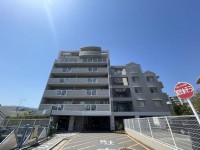 向日市、伏見区、南区の不動産なら<br>センチュリー21ユニバーサルホームサービス向日町店へ！ ３方バルコニーの角部屋につき、日当たり＆風通し良好♪
リフォーム歴有！室内大変キレイにお使いです♪
スーパーまで徒歩５分のペット飼育可マンション！