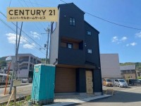 向日市、伏見区、南区の不動産なら<br>センチュリー21ユニバーサルホームサービス向日町店へ！ 阪急『西山天王山駅』まで徒歩１２分と通勤・通学便利！
角地につき、陽当たり・通風良好！
小・中学校まで徒歩圏内！お子様の通学も安心です！