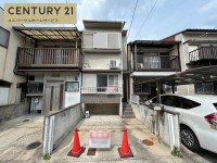 向日市、伏見区、南区の不動産なら<br>センチュリー21ユニバーサルホームサービス向日町店へ！ 南向きで陽当たり・通風良好な中古戸建！
羽束師小学校まで徒歩１０分とお子様の通学も安心です♪
前道約７メートルと駐車もラクラク！