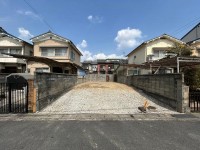 向日市、伏見区、南区の不動産なら<br>センチュリー21ユニバーサルホームサービス向日町店へ！ 建築条件無し土地！お好きなハウスメーカー・工務店で建築可能♪
ゆったり約３４坪の整形地！現況更地の南向き！
前道広々約６ｍ！教育施設も徒歩圏内に充実！
