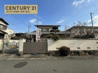 向日市、伏見区、南区の不動産なら<br>センチュリー21ユニバーサルホームサービス向日町店へ！ ＪＲ「長岡京」駅まで徒歩１０分♪
全２区画分譲地！解体更地渡し◎
建築条件無土地☆お好きな工務店やハウスメーカーで建築可！
南向き＆西側通路の為、陽当たり・通風良好！