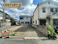 向日市、伏見区、南区の不動産なら<br>センチュリー21ユニバーサルホームサービス向日町店へ！ ２０２６年５月完成予定の新築戸建！
北西角地につき、陽当たり良好！阪急とＪＲの２ＷＡＹアクセス！
土地面積約４４坪！車駐車２台可！長期優良住宅！