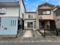 向日市、伏見区、南区の不動産なら<br>センチュリー21ユニバーサルホームサービス向日町店へ！ 平成２８年７月フルリフォーム済！
前道ゆったり６．４ｍ！駐車ラクラク♪
各居室６帖！南側空きにつき採光・通風良好！