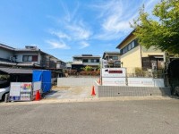 向日市、伏見区、南区の不動産なら<br>センチュリー21ユニバーサルホームサービス向日町店へ！ 南向きにつき日当たり良好！駐車２台可能！！
収納・設備が充実！３ＬＤＫのおうち♪
閑静な住宅街のため落ち着いた住環境！
閑静な住宅街のため落ち着いた住環境！