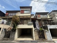 向日市、伏見区、南区の不動産なら<br>センチュリー21ユニバーサルホームサービス向日町店へ！ ☆静かな住環境で、陽当たり良好☆
南向きで陽当たりの良い４ＤＫ！掘込ガレージでお車が濡れません！
空き家の為、いつでも内覧可能！リフォーム相談も承ります♪
