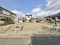 向日市、伏見区、南区の不動産なら<br>センチュリー21ユニバーサルホームサービス向日町店へ！ 北東角地に位置する広々約５２坪の売土地☆
更地渡し！自由設計につき、お好きな間取りで建築可能！
生活施設が徒歩圏内に充実しており、毎日の暮らしに便利な立地！