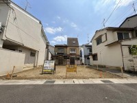 向日市、伏見区、南区の不動産なら<br>センチュリー21ユニバーサルホームサービス向日町店へ！ 建築条件無し土地！お好きなハウスメーカー・工務店で建築可能♪
徒歩圏内に商業施設充実！生活に便利な立地です！
小学校まで徒歩圏内！お子様の通学も安心！