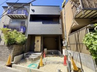 向日市、伏見区、南区の不動産なら<br>センチュリー21ユニバーサルホームサービス向日町店へ！ ２ＷＡＹアクセス、駅まで徒歩約５分！通勤・通学に便利♪
全居室たっぷり収納あり☆南向きのため日当たり良好☆
徒歩圏内に便利なお買い物施設充実(^^♪