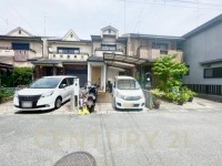 向日市、伏見区、南区の不動産なら<br>センチュリー21ユニバーサルホームサービス向日町店へ！ 令和２年８月に大規模リフォーム済！
閑静な住宅地！前面道路６ｍで駐車もラクラク！
小学校が徒歩圏内で通学も安心♪