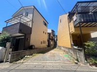 向日市、伏見区、南区の不動産なら<br>センチュリー21ユニバーサルホームサービス向日町店へ！ 建築条件無し土地！お好きなハウスメーカー・工務店で建築可能！
現状更地につき、解体費用が掛かりません！
「京都らしさ」と「利便性」が同居する魅力的なエリアです♪