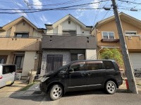 向日市、伏見区、南区の不動産なら<br>センチュリー21ユニバーサルホームサービス向日町店へ！ １ＢОＸ車１台駐車可能☆前道ゆとりの約６メートル！
桂川イオンモールまで車で１１分！生活に便利な立地♪
令和６年・令和８年にリフォームされていて室内大変キレイです！