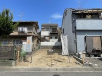 向日市、伏見区、南区の不動産なら<br>センチュリー21ユニバーサルホームサービス向日町店へ！ 建築条件無し土地！お好きなハウスメーカー・工務店で建築可能！
南向きの整形地！前道５ｍ！現況更地！陽当たり・通風良好♪
徒歩圏内に生活施設が充実！