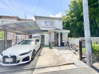 向日市、伏見区、南区の不動産なら<br>センチュリー21ユニバーサルホームサービス向日町店へ！ 部屋数・収納豊富な７ＤＫ♪
駐車２台可能！自然豊かで閑静な住宅街！
土地面積約４８坪のゆったりとしたお家です！