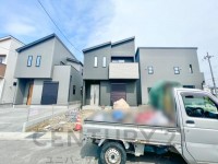 向日市、伏見区、南区の不動産なら<br>センチュリー21ユニバーサルホームサービス向日町店へ！ 全４区画！全区画３０坪以上！
駐車２台可能♪前道もゆったりしているので駐車もラクラク！
分譲地内につき交通量少なめ！子育て世帯にもオススメです！