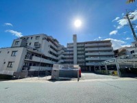 向日市、伏見区、南区の不動産なら<br>センチュリー21ユニバーサルホームサービス向日町店へ！ 阪急「東向日」駅まで徒歩１０分と通勤・通学に便利！
周辺に高い建物がない為、バルコニーからの眺望・通風大変良好です！
スーパーやコンビニが徒歩２分圏内で買い物便利！