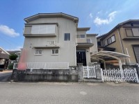 ２０２６年６月リフォーム済！
ＬＤＫ広々約１８．５帖！北東角地！
閑静な住宅地で前面道路約６メートルの為駐車もラクラク♪