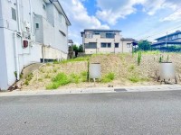 向日市、伏見区、南区の不動産なら<br>センチュリー21ユニバーサルホームサービス向日町店へ！ 建築条件無土地！お好きなハウスメーカー・工務店で建築可能！
全２区画の分譲地！阪急「西向日」駅まで徒歩９分！
小・中学校まで徒歩圏内！お子様の通学も安心です！