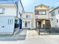 向日市、伏見区、南区の不動産なら<br>センチュリー21ユニバーサルホームサービス向日町店へ！ リフォーム済み物件！
南側空き地につき、陽当たり・通風良好♪
前道広々約６メートル！南北両面にバルコニー付き！