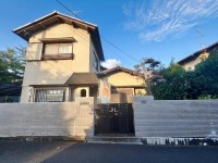 向日市、伏見区、南区の不動産なら<br>センチュリー21ユニバーサルホームサービス向日町店へ！ ☆建築条件無土地☆お好きなハウスメーカー・工務店で建築可能！
駐車スペースやお庭を確保した
開放感あふれる住まいをご計画いただける閑静な住宅街にある土地です！