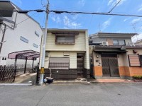 向日市、伏見区、南区の不動産なら<br>センチュリー21ユニバーサルホームサービス向日町店へ！ 特急停車駅『中書島駅』徒歩７分！
飲食店・スーパー・衣料品店など１００店舗以上が軒を連ねる
『伏見大手筋商店街』徒歩９分！
更地渡し！南向きで陽当たり良好！