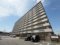 向日市、伏見区、南区の不動産なら<br>センチュリー21ユニバーサルホームサービス向日町店へ！ １１階建ての７階部分！東向き住戸につき、陽当たり・通風良好！
ペット飼育可能なマンション(規約有)！エレベーター停止階！
買い物施設が徒歩１０分圏内！