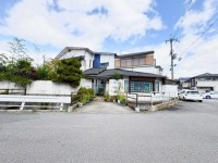 向日市、伏見区、南区の不動産なら<br>センチュリー21ユニバーサルホームサービス向日町店へ！ 堀りごたつや茶室を備えており、日本の伝統美と現代の暮らしやすさが融合した邸宅です。
閑静な住宅地！ＪＲ『桂川駅』まで徒歩１３分！