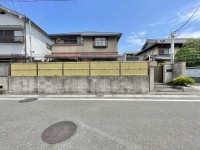 向日市、伏見区、南区の不動産なら<br>センチュリー21ユニバーサルホームサービス向日町店へ！ ～ハウスメーカー施工 軽量鉄骨の一戸建て～
全居室６帖以上の６ＤＫ！阪急『西山天王山』駅まで徒歩１０分！
北側・東側・南側に建物が無く、陽当たり・開放感あり！