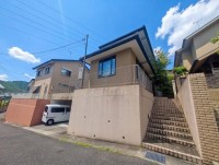 向日市、伏見区、南区の不動産なら<br>センチュリー21ユニバーサルホームサービス向日町店へ！ 駐車３台可！
三井ホーム施工のオール電化住宅！
全館空調！上高野小学校まで徒歩５分とお子様の通学も安心です♪