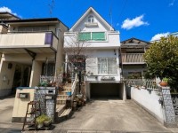 向日市、伏見区、南区の不動産なら<br>センチュリー21ユニバーサルホームサービス向日町店へ！ 建築条件無し土地！お好きなハウスメーカー・工務店で建築可能！
阪急「長岡天神」駅まで徒歩１３分！周辺施設も徒歩圏内に充実！
南向きにつき日当たり良好♪