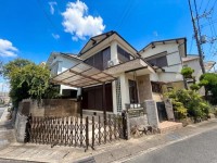 向日市、伏見区、南区の不動産なら<br>センチュリー21ユニバーサルホームサービス向日町店へ！ 阪急とＪＲの２ＷＡＹアクセス！広々５ＤＫのゆとりの間取り！
平成２６年７月頃リフォーム歴＆耐震改修工事歴あり！
室内きれいにお使いです！北西角地で陽当たり良好♪