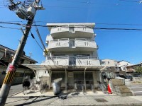 向日市、伏見区、南区の不動産なら<br>センチュリー21ユニバーサルホームサービス向日町店へ！ 阪急『東向日駅』とＪＲ『向日町』の駅近２ＷＡＹアクセスで通勤・通学便利！
最上階の南向きバルコニーで陽当たり・通風良好！
リノベーション済み！収納スペース充実！