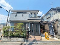 向日市、伏見区、南区の不動産なら<br>センチュリー21ユニバーサルホームサービス向日町店へ！ ２０２６年８月末にフルリフォーム完成！南東角地で陽当たり・風通し良好！
全居室６帖以上の４ＬＤＫ！駐車場はカーポート付き♪
教育施設やスーパーが徒歩１０分圏内！