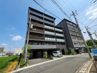 向日市、伏見区、南区の不動産なら<br>センチュリー21ユニバーサルホームサービス向日町店へ！ ２０２２年１１月建築の築浅マンション！南向きバルコニーで陽当たり良好！
ＪＲ『桂川駅』まで徒歩８分と通勤・通学に便利！
周辺施設が徒歩圏内♪