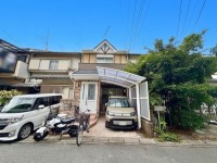 向日市、伏見区、南区の不動産なら<br>センチュリー21ユニバーサルホームサービス向日町店へ！ リフォーム完了済み物件！
閑静な住宅地で室内大変キレイにお使いです♪
二面バルコニー付！前面道路約６メートルと駐車もラクラク！